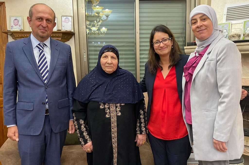 بالصور: المبعوث الأمريكي هادي عمرو يزور عائلة الشهيد عمر أسعد