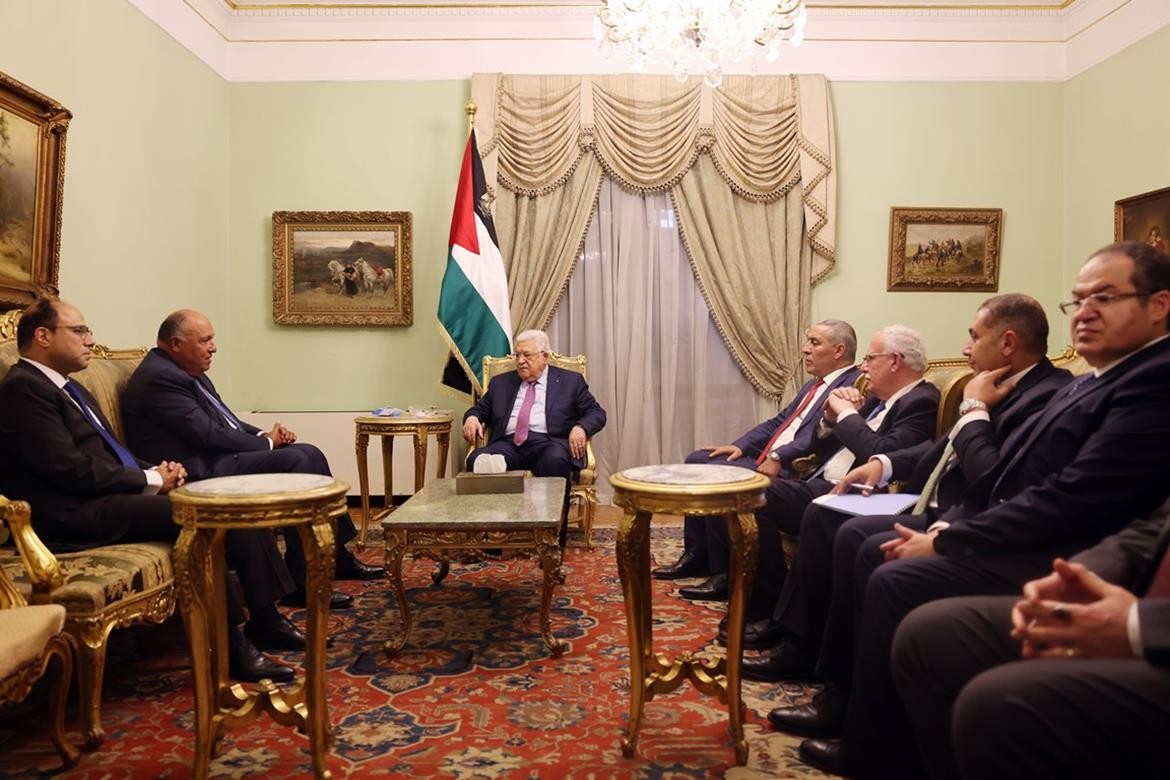 الرئيس الفلسطيني يستقبل وزير الخارجية المصري
