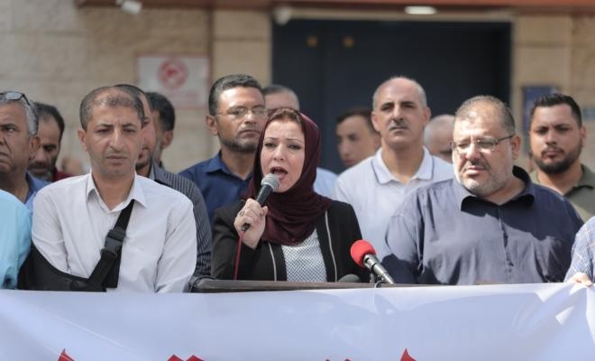 بالصور: "الشعبية" تُنظم وقفة في غزة دعمًا للأسرى المضربين عن الطعام