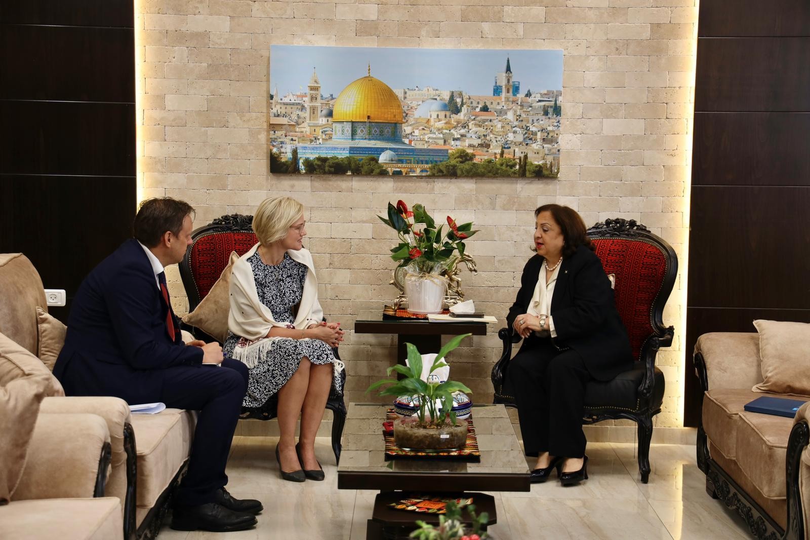 الكيلة تُطلع نظيرتها النرويجية على الواقع الصحي الفلسطيني