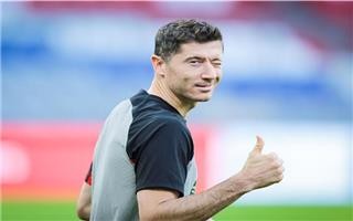 ليفاندوفسكي يفاجئ برشلونة في يوم إجازته