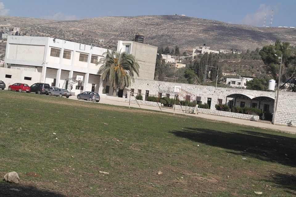 إخلاء مدرسة ثانوية في نابلس عقب استهدافها بقنابل الغاز