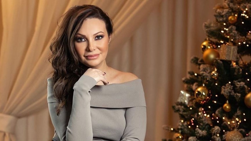 نادين تحسين بيك تظهر لاول مرة مع شقيقتها ووالدتها والشبه بينهما كبير