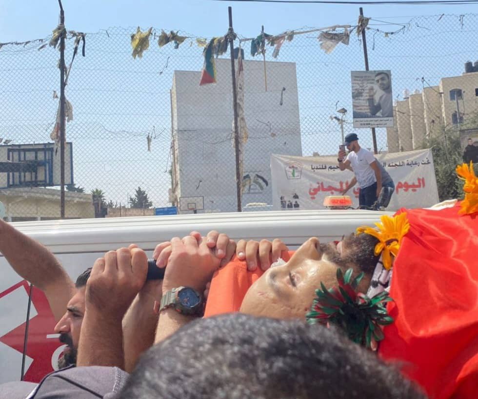 أهالي مخيم قلنديا يُشيعون جثمان الشهيد يزن عفانة