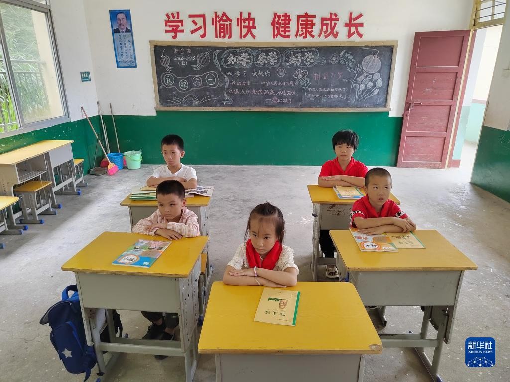 مدرسة صغيرة فى أعماق جبال باييون بمعلمين و5 تلاميذ فقط