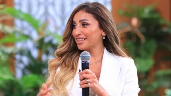 دنيا الشربيني تغازل عمرو دياب بغنائها "برج الحوت" في "معكم منى الشاذلي"