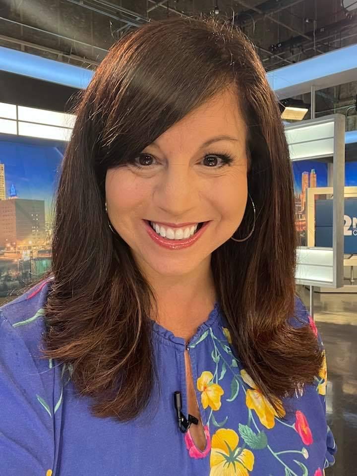 تعرُّض مذيعة لسكتة دماغية خلال بثٍّ مباشر