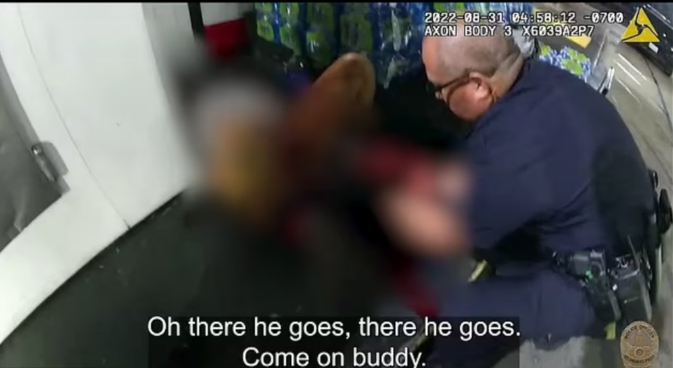 رجال شرطة لوس أنجلوس يساعدون فى توليد امرأة بمحطة بنزين