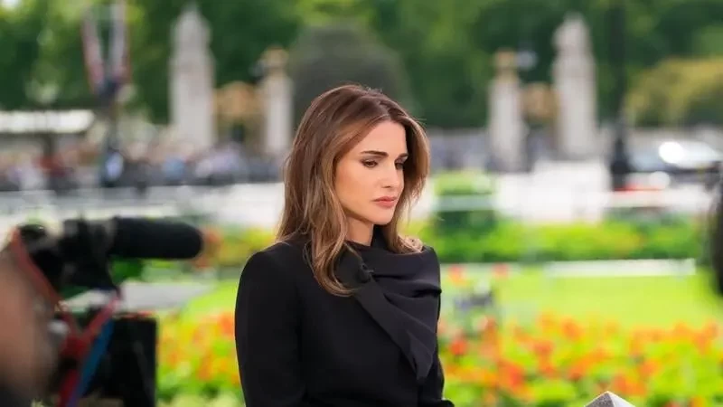 الملكة رانيا تتألق بملابس الحداد في لندن لحضور جنازة الملكة الراحلة إليزابيث الثانية