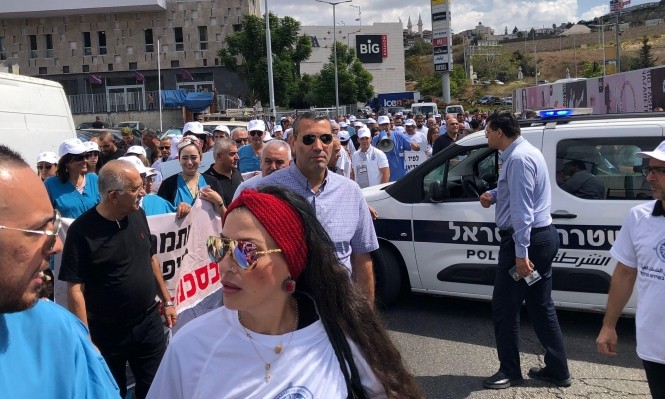 متظاهرون يُغلقون شارعًا رئيسيًا احتجاجًا على عدم  تحويل ميزانيات لمشفى بالناصرة