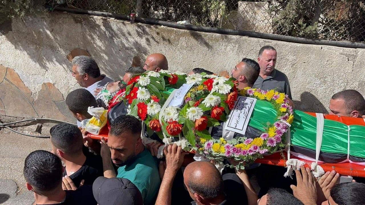 أهالي مخيم قلنديا يُشيعون جثمان الشهيد المقدسي محمد الشّحام