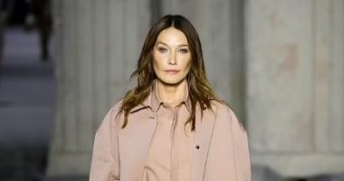 زوجة الرئيس الفرنسي السابق نيكولا ساركوزي عارضة أزياء بأسبوع الموضة بميلانو