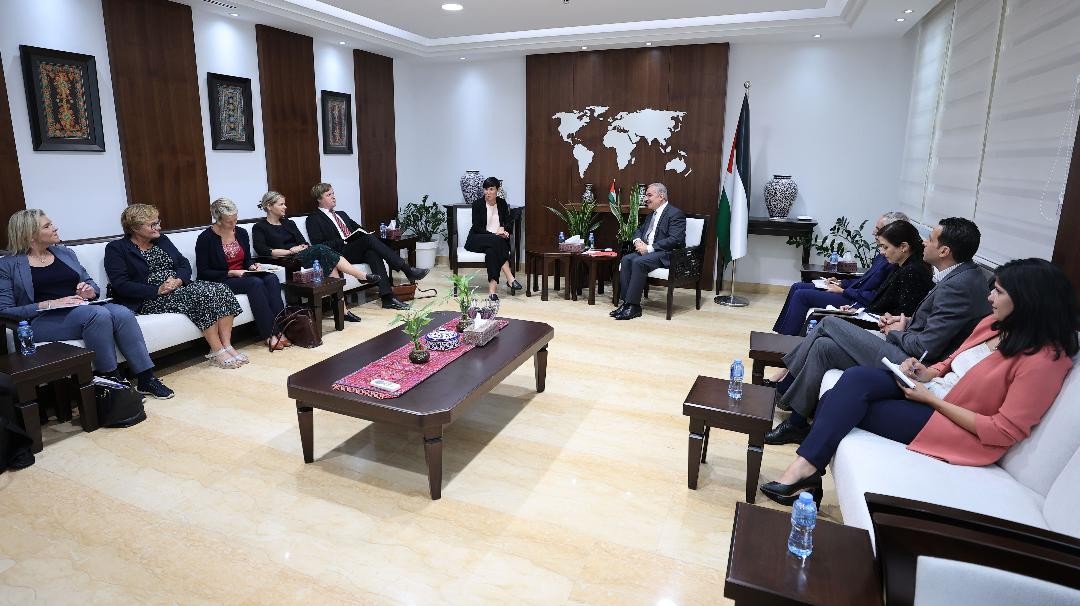 خلال استقباله وفدًا برلمانيًا نرويجيًا