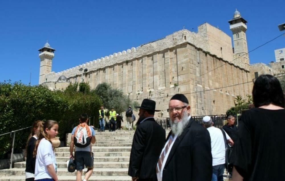وزير "إسرائيلي" يقتحم الحرم الإبراهيمي وسط إجراءات مشدّدة