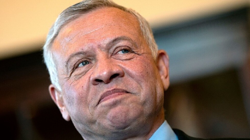 بالفيديو: العاهل الأردني يترجّل من سيارته لتحية وشكر رقيبة سير