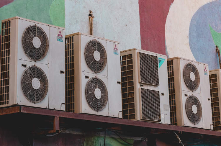 عجوز سنغافورى يركب 9 مكيفات فى شقته ويعلق: أبحث عن راحتى