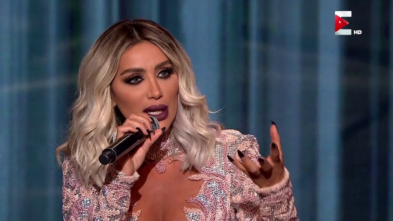 بالفيديو: مايا دياب ترد على انتقادات ملابسها الجريئة