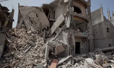 مصرع 10 أشخاص إثر انهيار مبنى بمدينة حلب