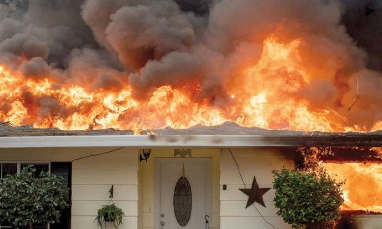 الحرائق تلتهم المنازل بمقاطعات كاليفورنيا وتحذير من أمطار غزيرة وفيضانات