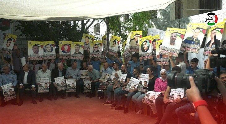 بالفيديو: وقفة دعم وإسناد للأسرى أمام مقر الصليب الأحمر في مدينة البيرة