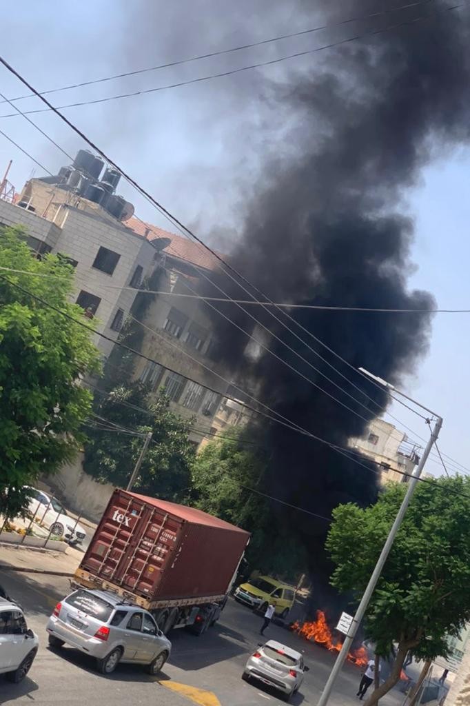 بالفيديو: شبان يُغلقون مدخل مخيم العين في نابلس.. لهذا السبب!