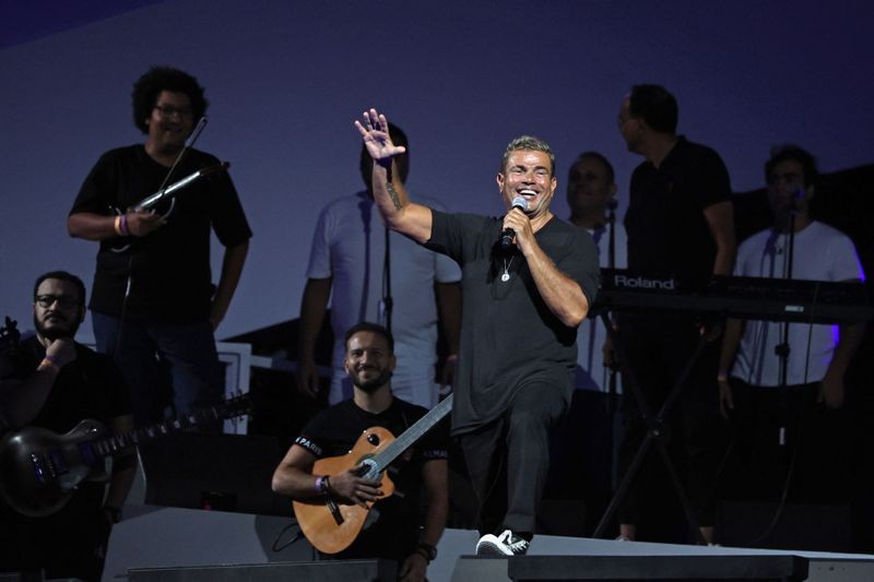 عمرو دياب يشكر الإعلامي مصطفى الآغا بعد حفل ستاد لوسيل