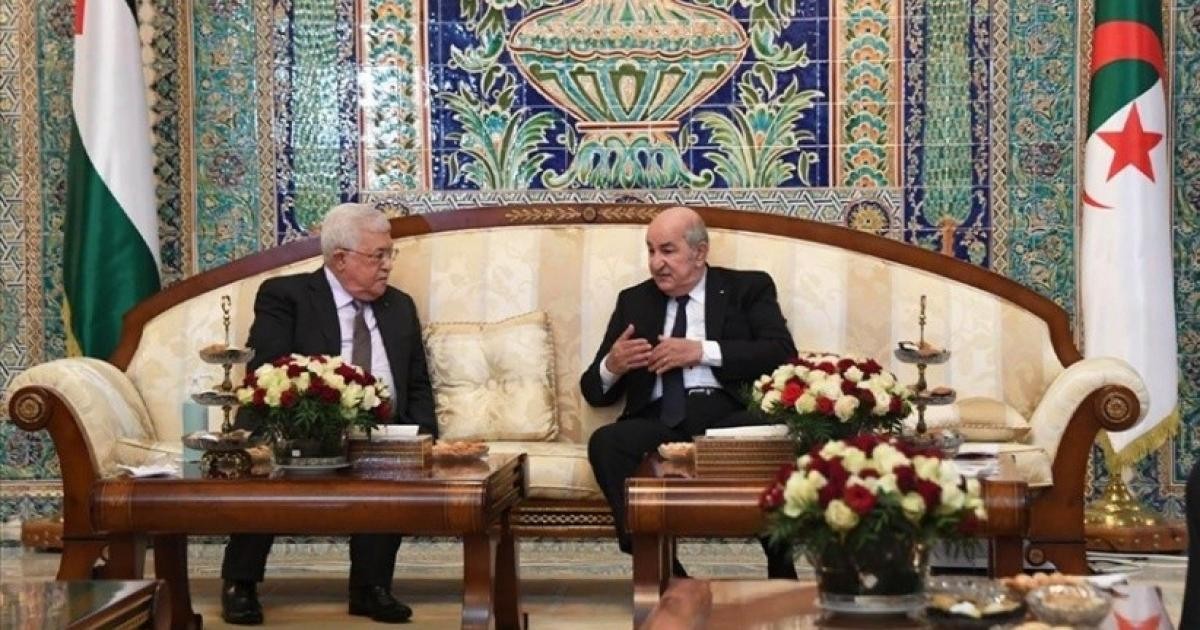 الرئيس عباس يتسلم دعوة من نظيره الجزائري لحضور القمة العربية في نوفمبر المقبل