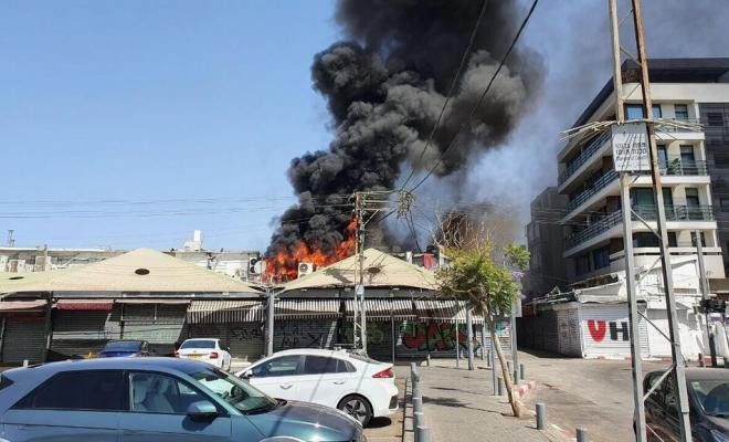 اندلاع حريق كبير في سوق الكرمل بـ"تل أبيب"