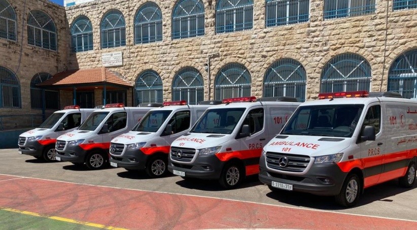 الهلال الأحمر يتسلم 21 سيارة إسعاف حديثة مجهزة بالمعدات الطبية في البيرة