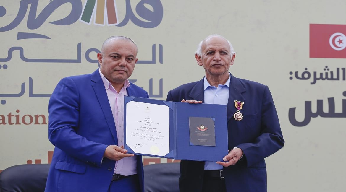 الوزير عاطف أبو سيف يُقلد الروائي عبد الله تايه وسام الثقافة والفنون