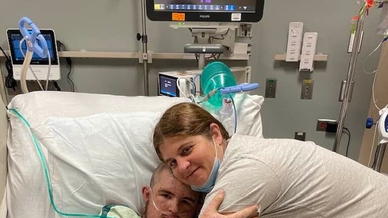 بالفيديو: أمريكي يدخل في غيبوبة بعد 20 ألف لسعة نحل