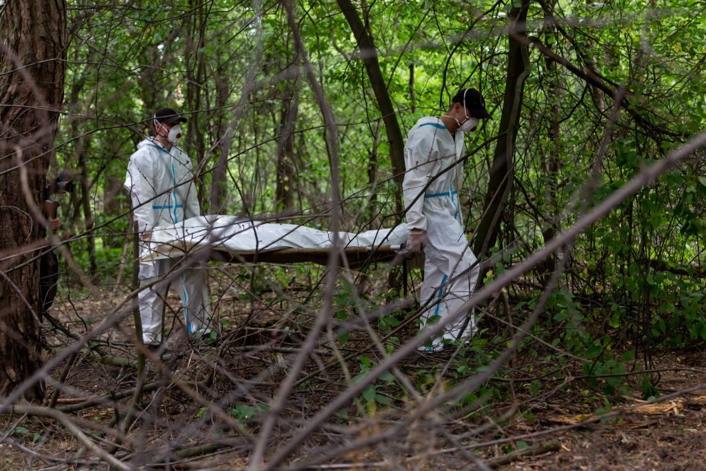 ضمت أكثر من 450 جثة