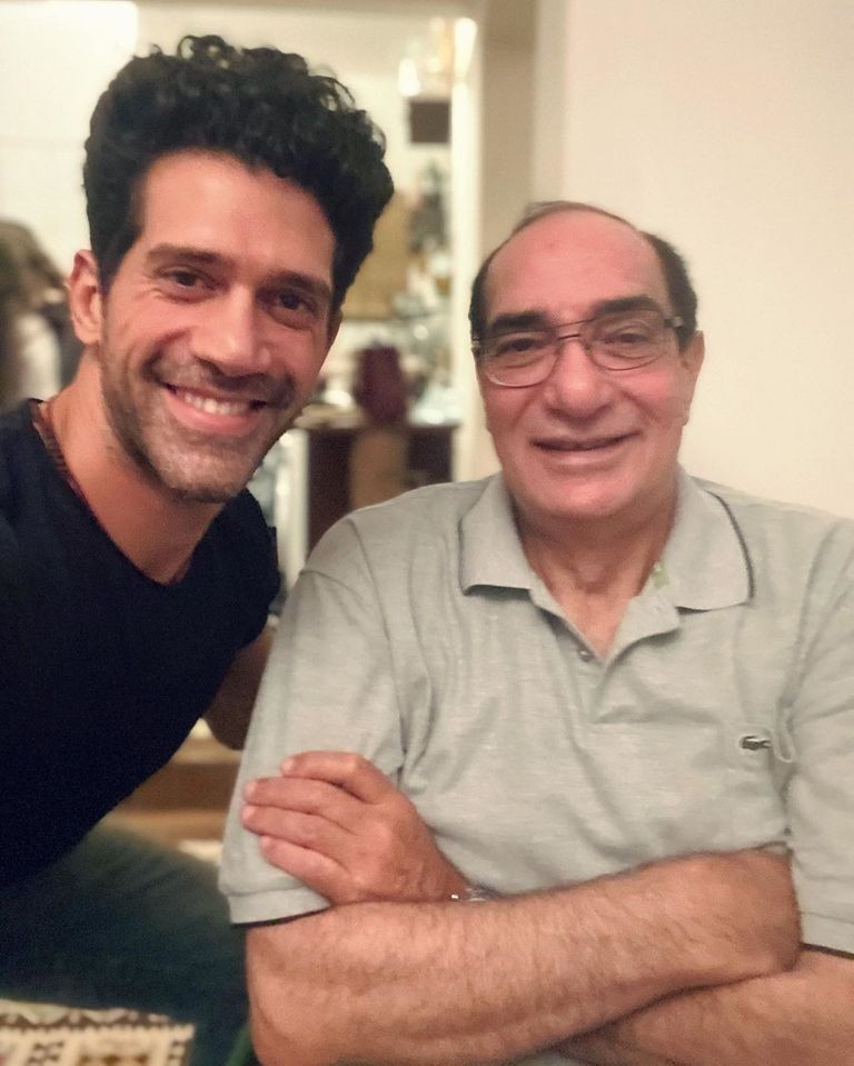 مخرج شهير يعترف بتعاطي نجله الفنان للمخدرات!