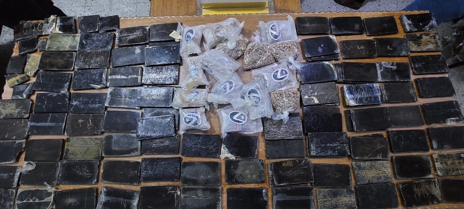 شرطة مكافحة المخدرات تضبط 17 فرش حشيش جنوب الخليل