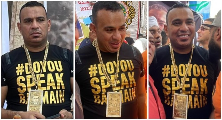 محمود الليثي فى انتخابات الموسيقيين بـ سلسلة ذهببة مطبوعة عليها صورته