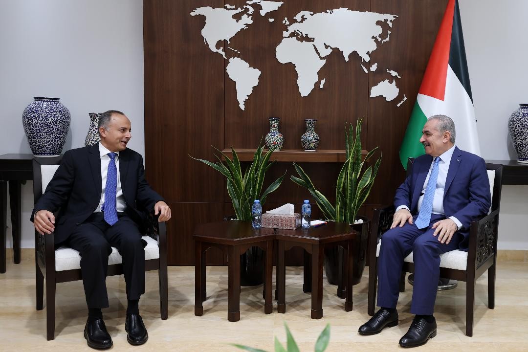 رئيس الوزراء يستقبل السفير المصري الجديد لدى فلسطين