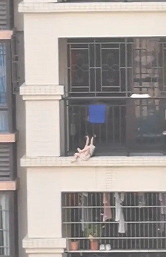 شاب صينى ينقذ طفلة قبل سقوطها من شرفة منزلها بالطابق السابع