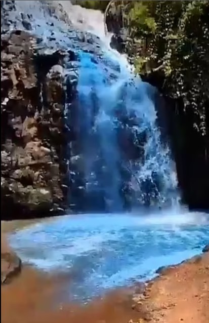 برازيليان يلونان مياه شلال للكشف عن جنس مولودهما