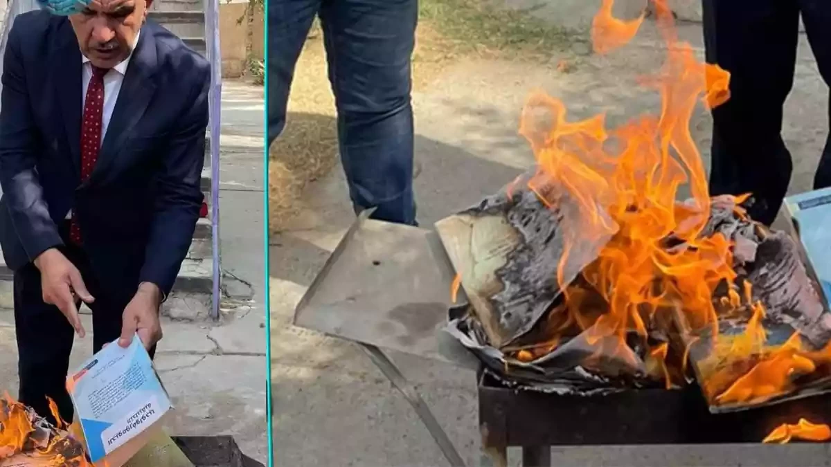 أستاذ جامعي يحرق شهاداته ومؤلفاته في العراق.. ما السر؟