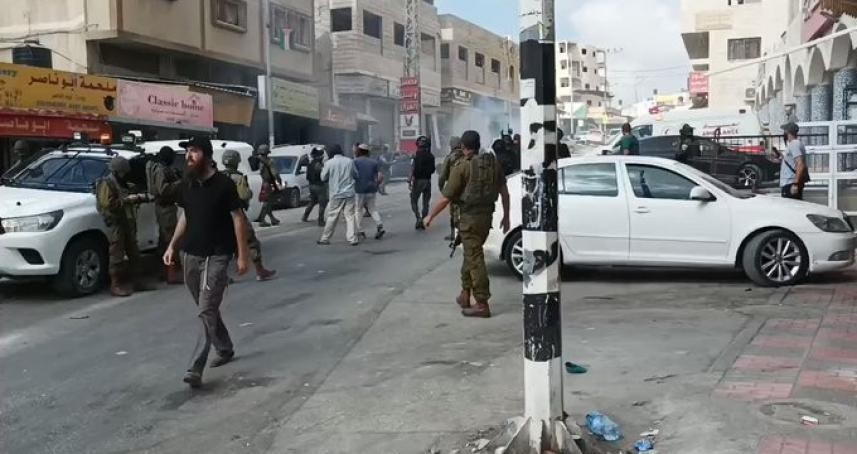 مستوطنون يهاجمون مركبات المواطنين في رام الله ونابلس
