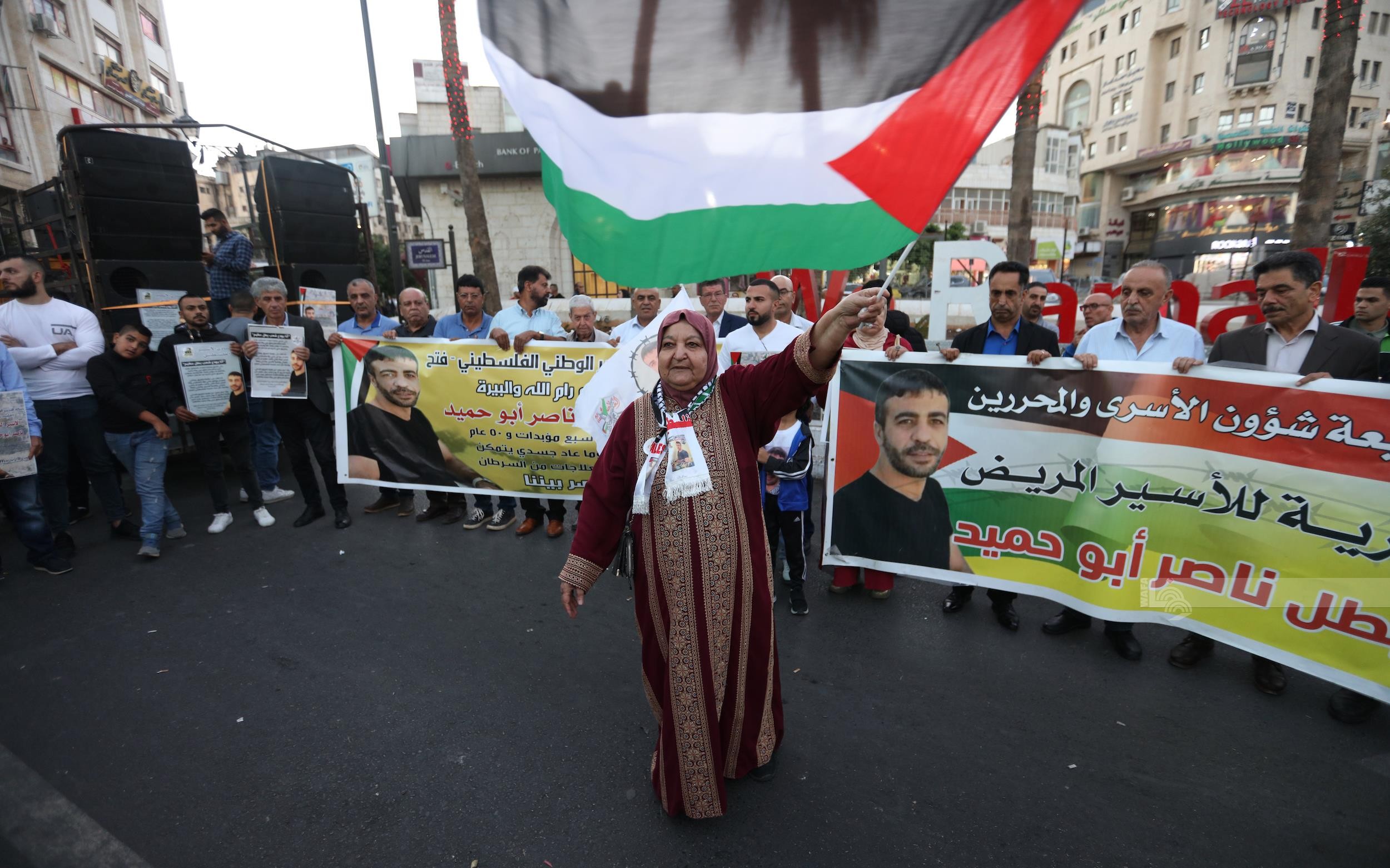 مسيرة دعم وإسناد للأسير ناصر أبو حميد في رام الله