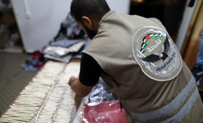 المكافحة بغزة تُحبط محاولة تهريب مخدرات مخفية داخل شحنة ملابس