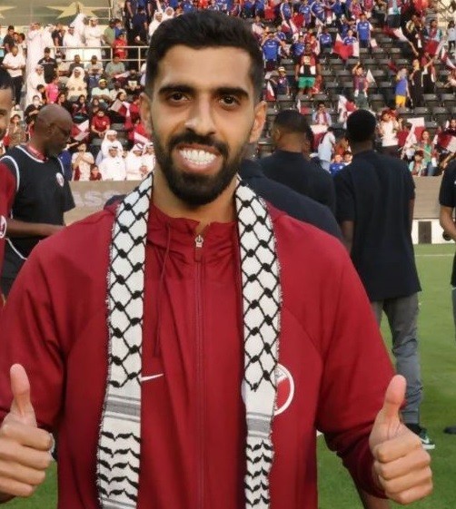 كابتن منتخب قطر يتضامن مع فلسطين ويتوشح الكوفية