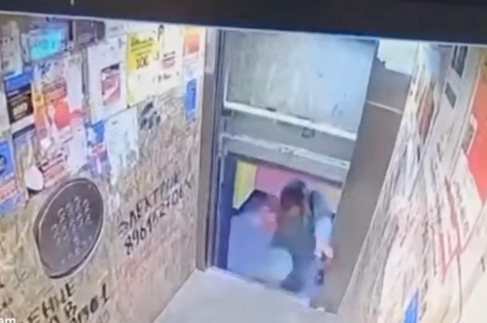 شاب روسى كاد يفقد رأسه بسبب خلل فى مصعد