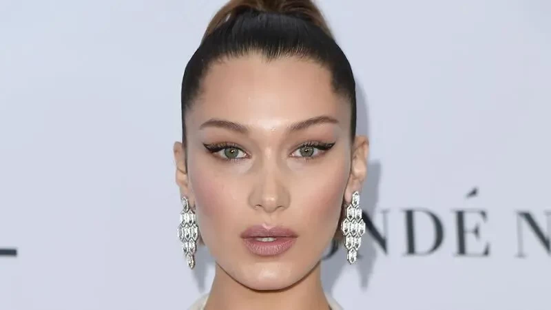 بالفيديو: بيلا حديد بالحجاب وتتزيّن بالمهرتش الخليجي في قطر والذهب يغطيها كاملًا