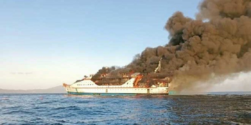 مصرع 13 شخصًا جراء احتراق سفينة في إندونيسيا