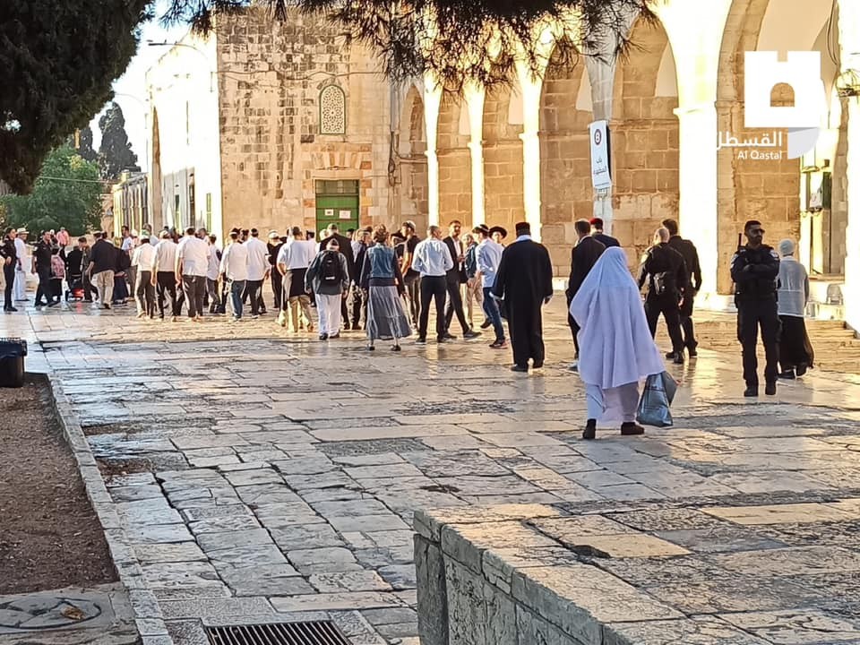 عشرات المستوطنين يقتحمون باحات الأقصى
