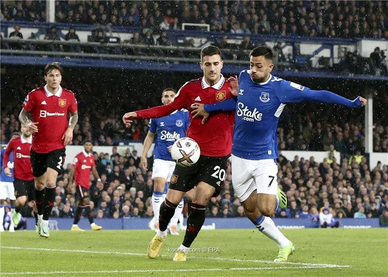 بالصور.. رونالدو يكسر عناد إيفرتون ويعيد اليونايتد لطريق الانتصارات