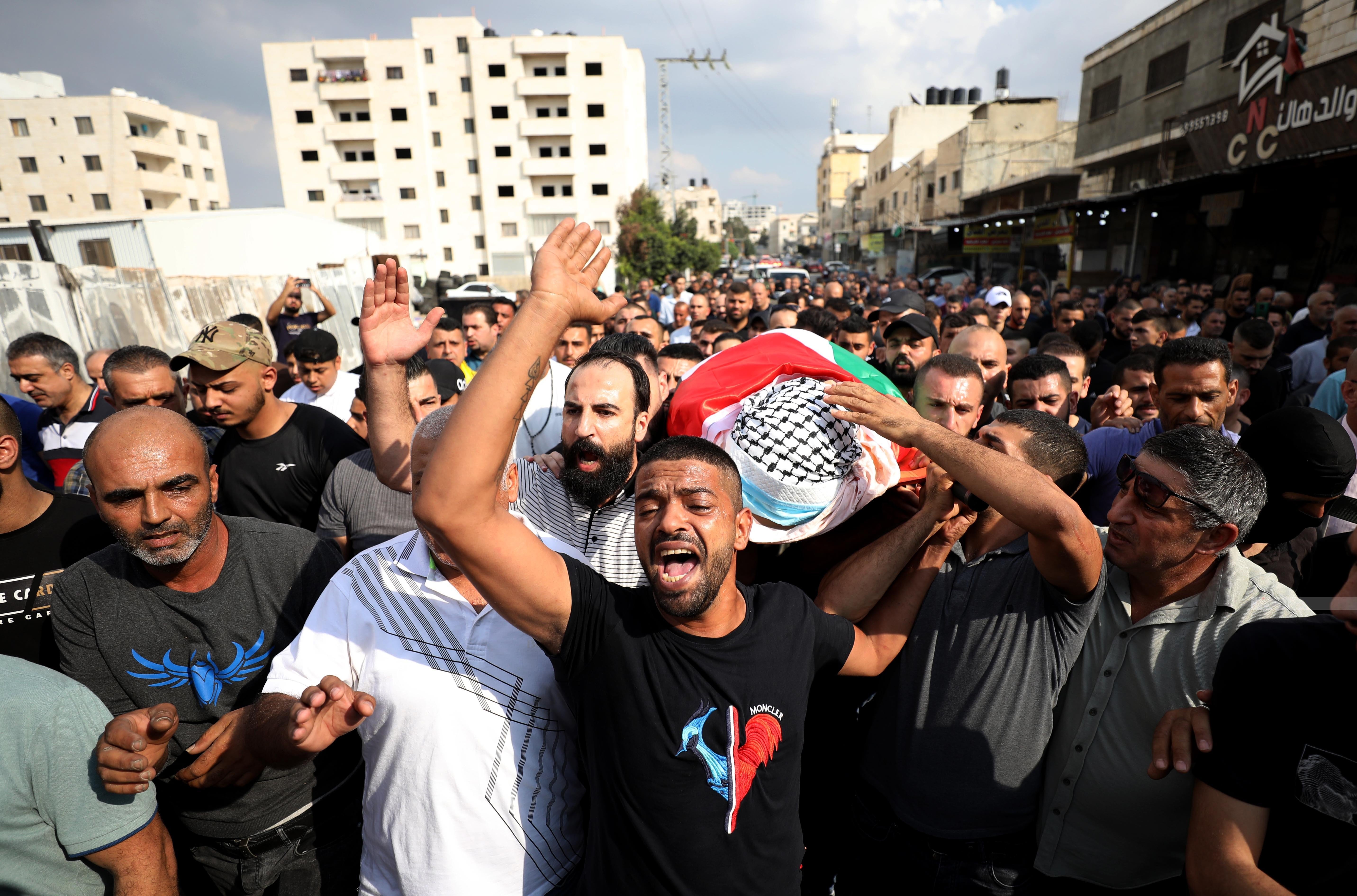 جماهير شعبنا يُشيعون جثمان الشهيد الطبيب عبد الله أبو التين في جنين