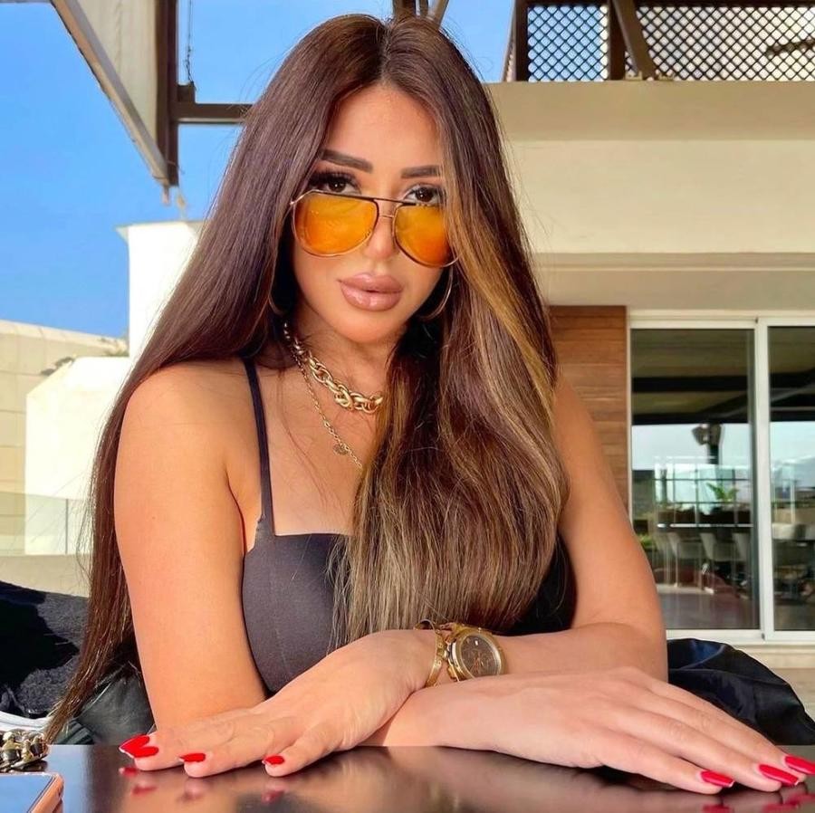 شاهد: مش بعمل حاجة غلط .. كيف دافعت سارة سلامة عن ملابسها الجريئة